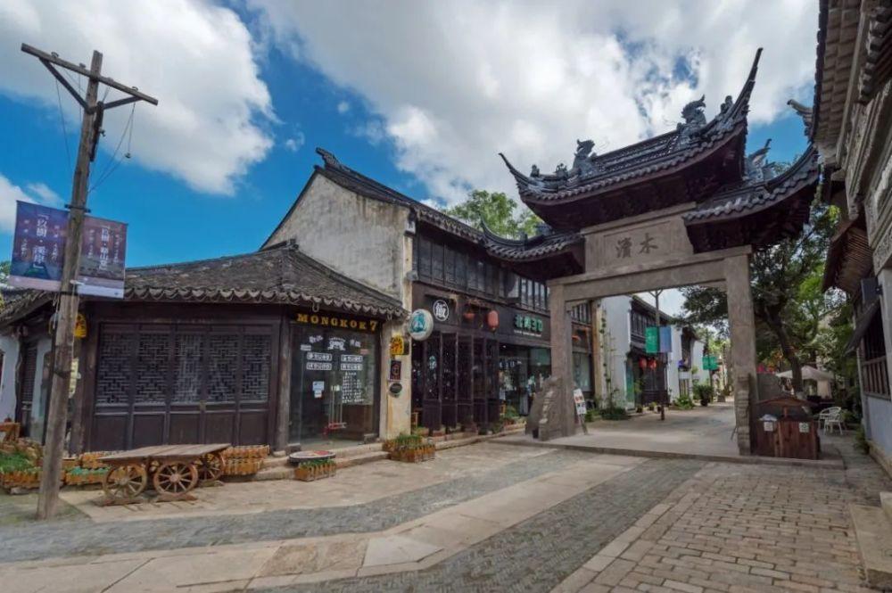 春晚长沙分会场彩排来了,何炅与市民唱歌超喜庆,现身菜市场接地气